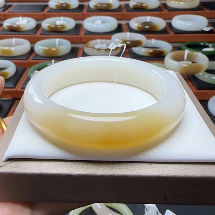 和田玉（糖玉）手镯未镶嵌56圈