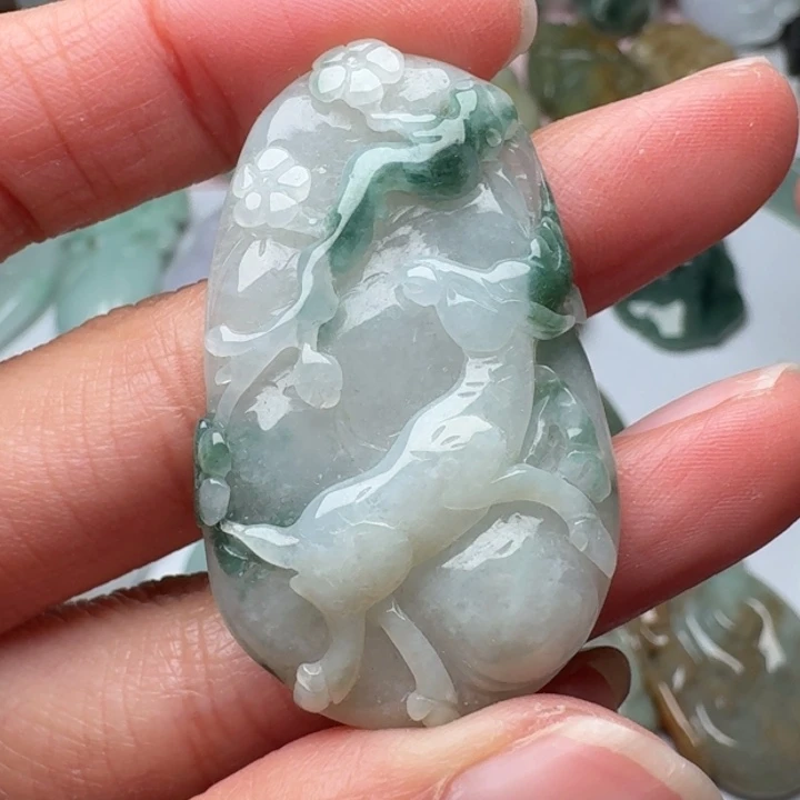 翡翠未镶嵌颈饰鹿