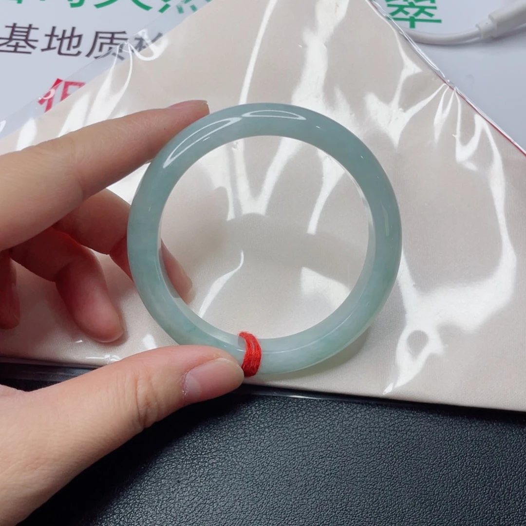 未镶嵌手镯翡翠?****了手镯