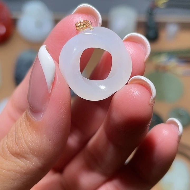 和田玉18K金镶嵌车挂