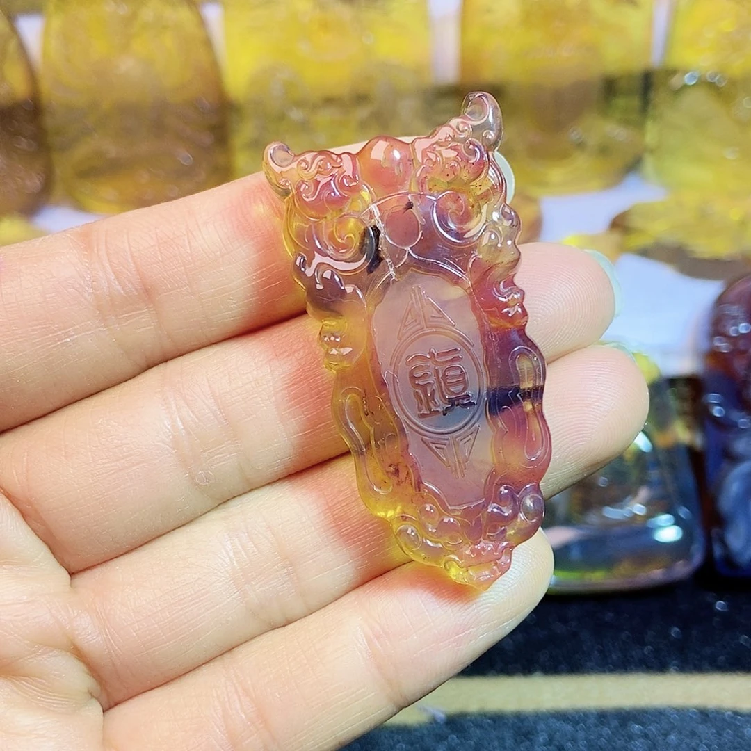 琥珀颈饰未镶嵌仿古龙牌