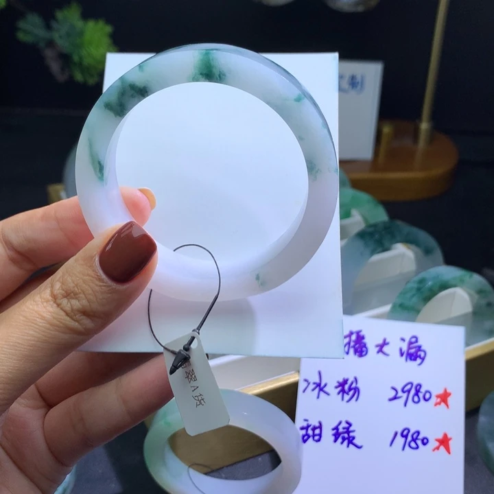 未镶嵌翡翠手镯定制翡翠