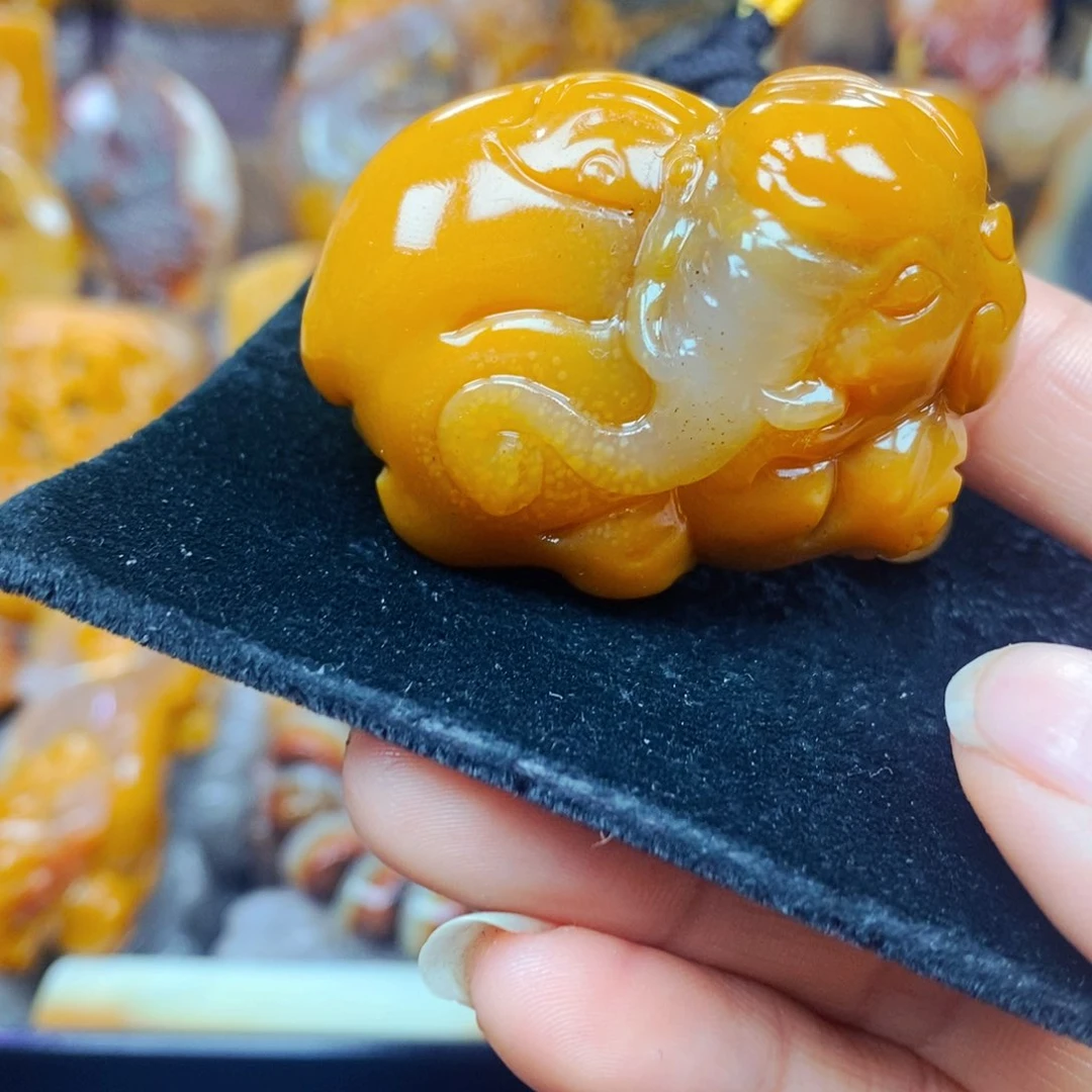 未镶嵌石英质玉（黄龙玉）颈饰