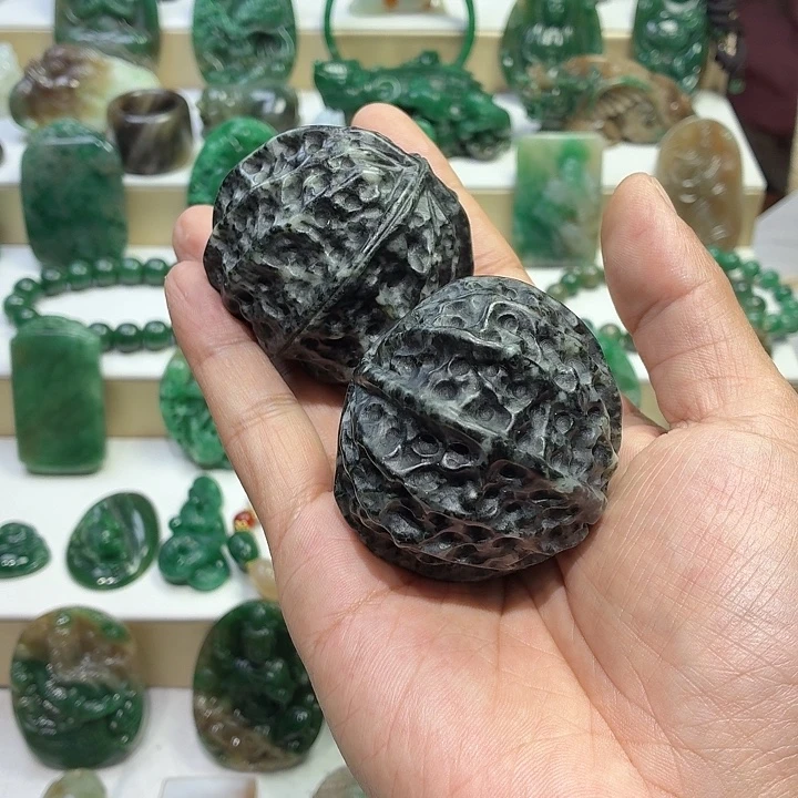 独山玉未镶嵌颈饰核桃一对