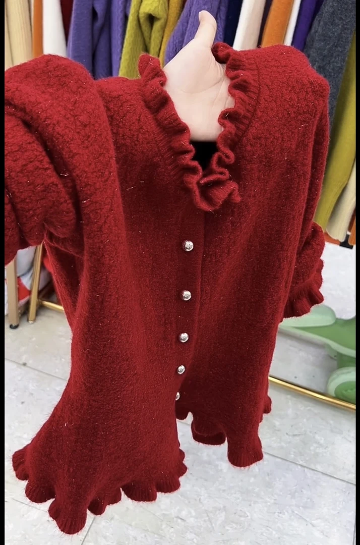 法式软糯木耳边圆领长袖针织衫女秋季2026洋气减龄气质单排扣上衣