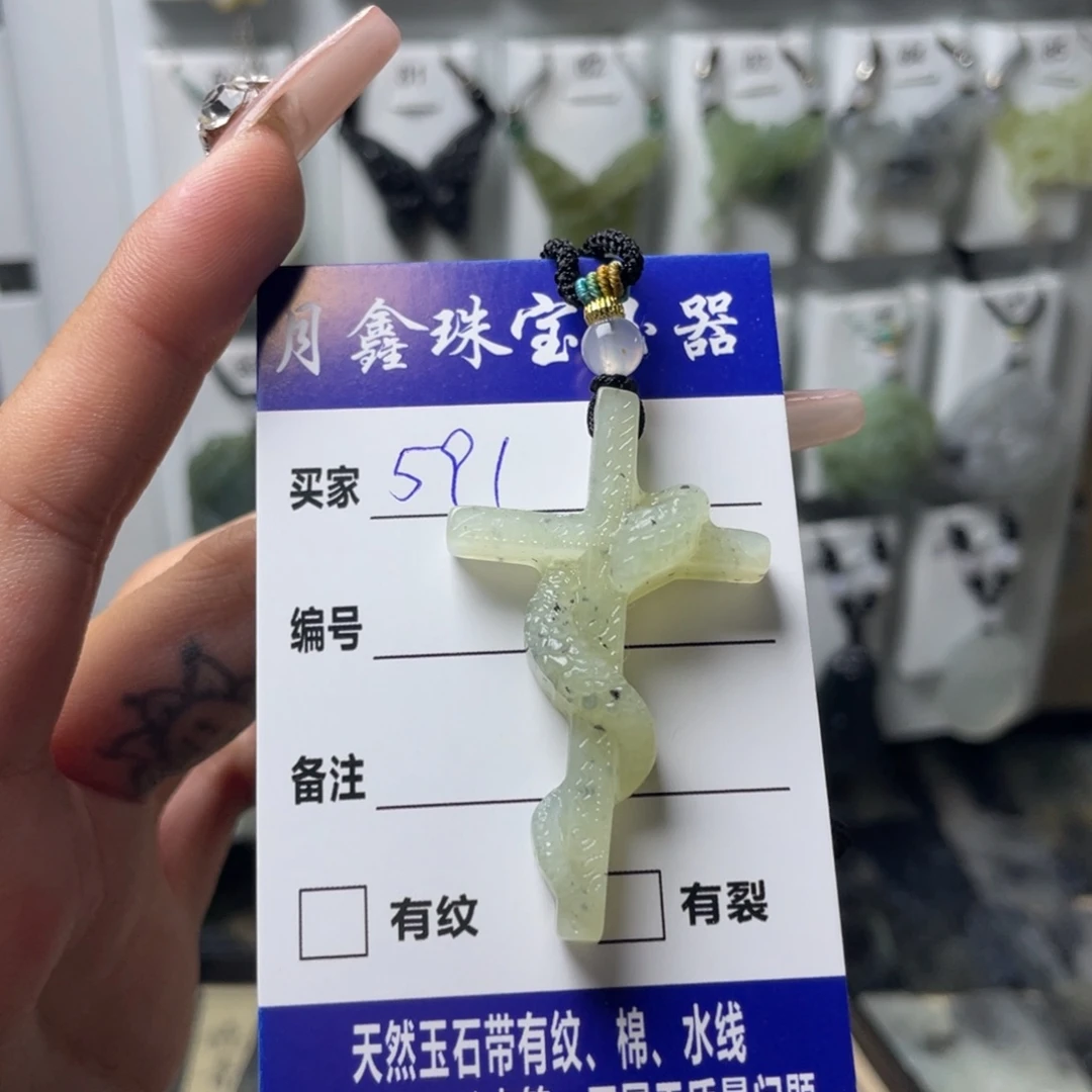 岫玉颈饰未镶嵌白**子十字架