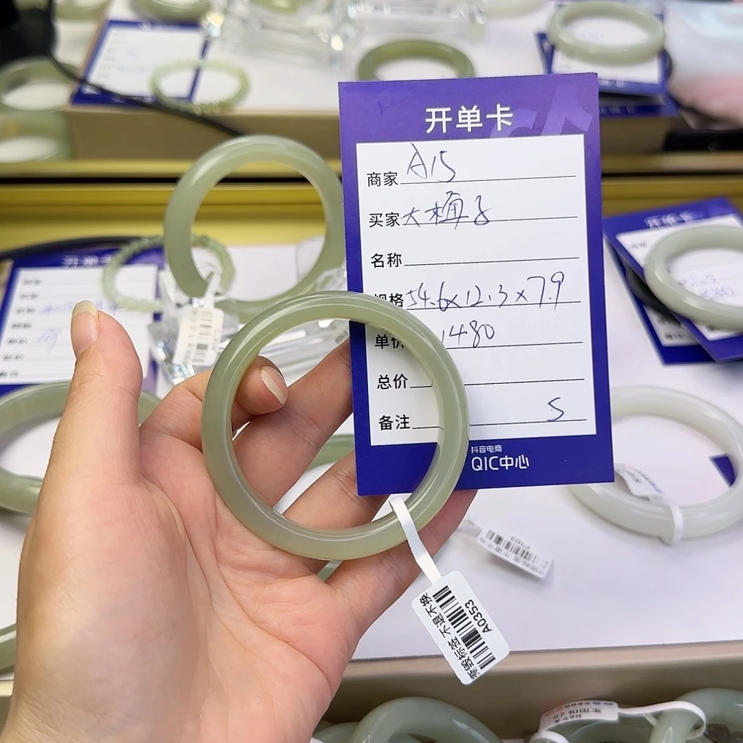 和田玉手镯未镶嵌大*子