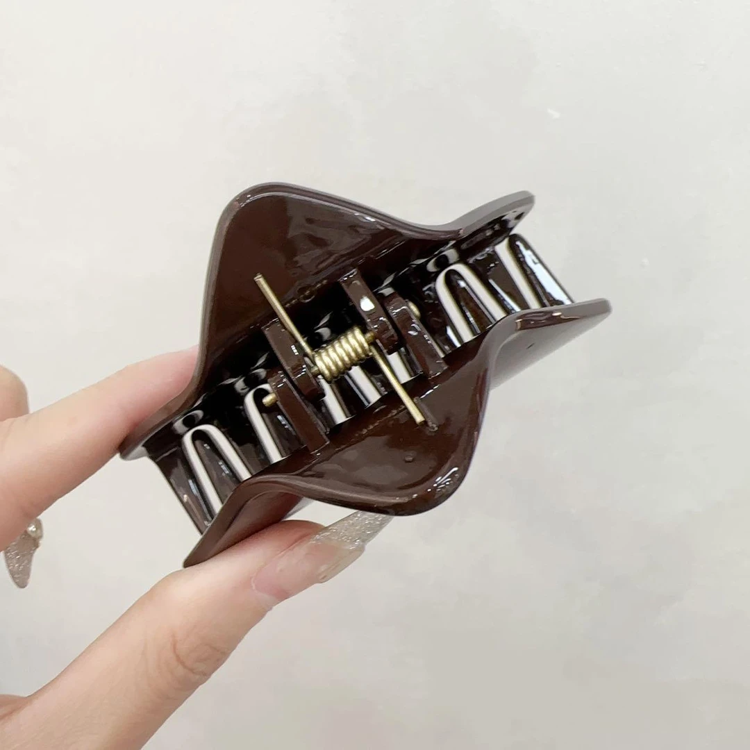 A141高级三角款巧克力色抓夹