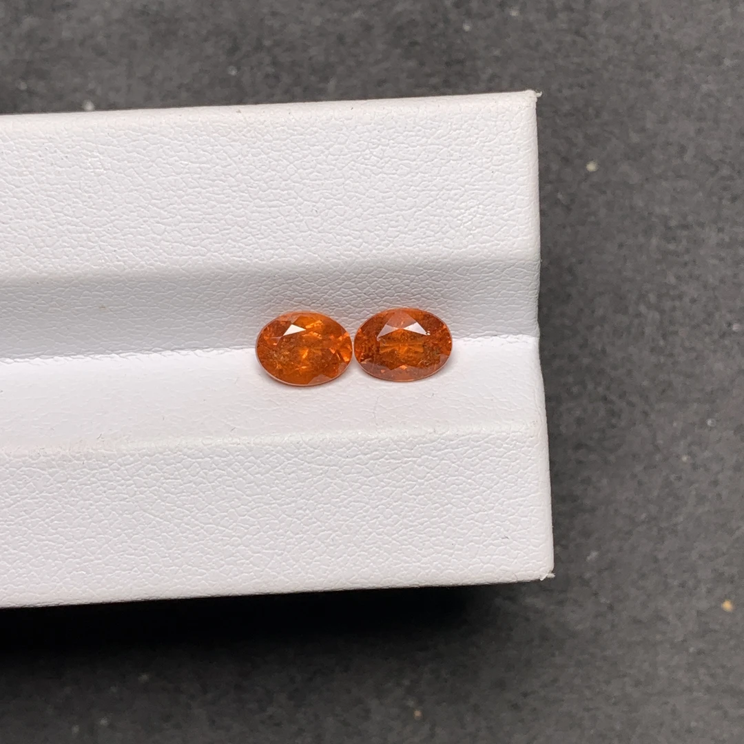 天然芬达石耳钉 裸石 2.4克拉 干净玻璃体