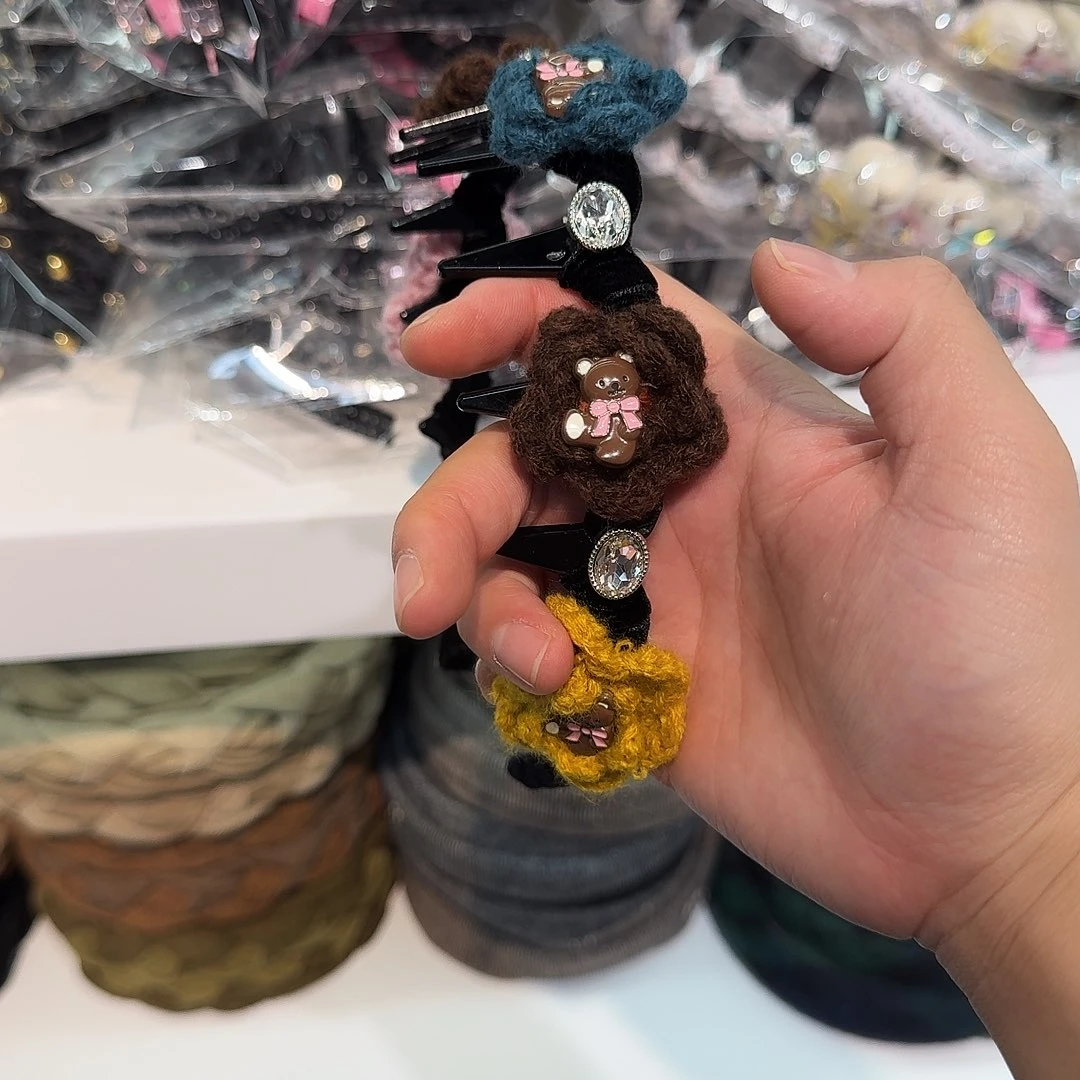 非金属五个颜色毛线花