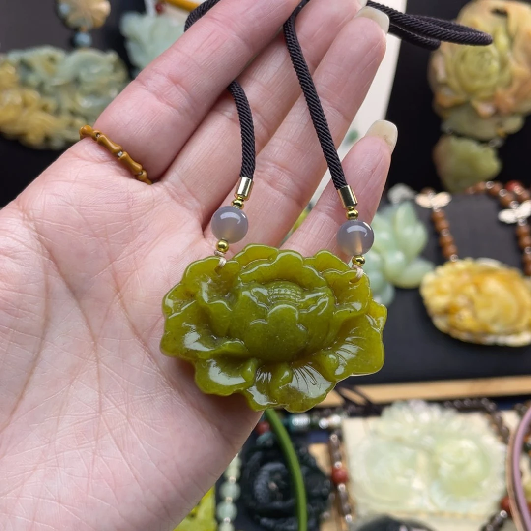 蛇纹石玉颈饰未镶嵌