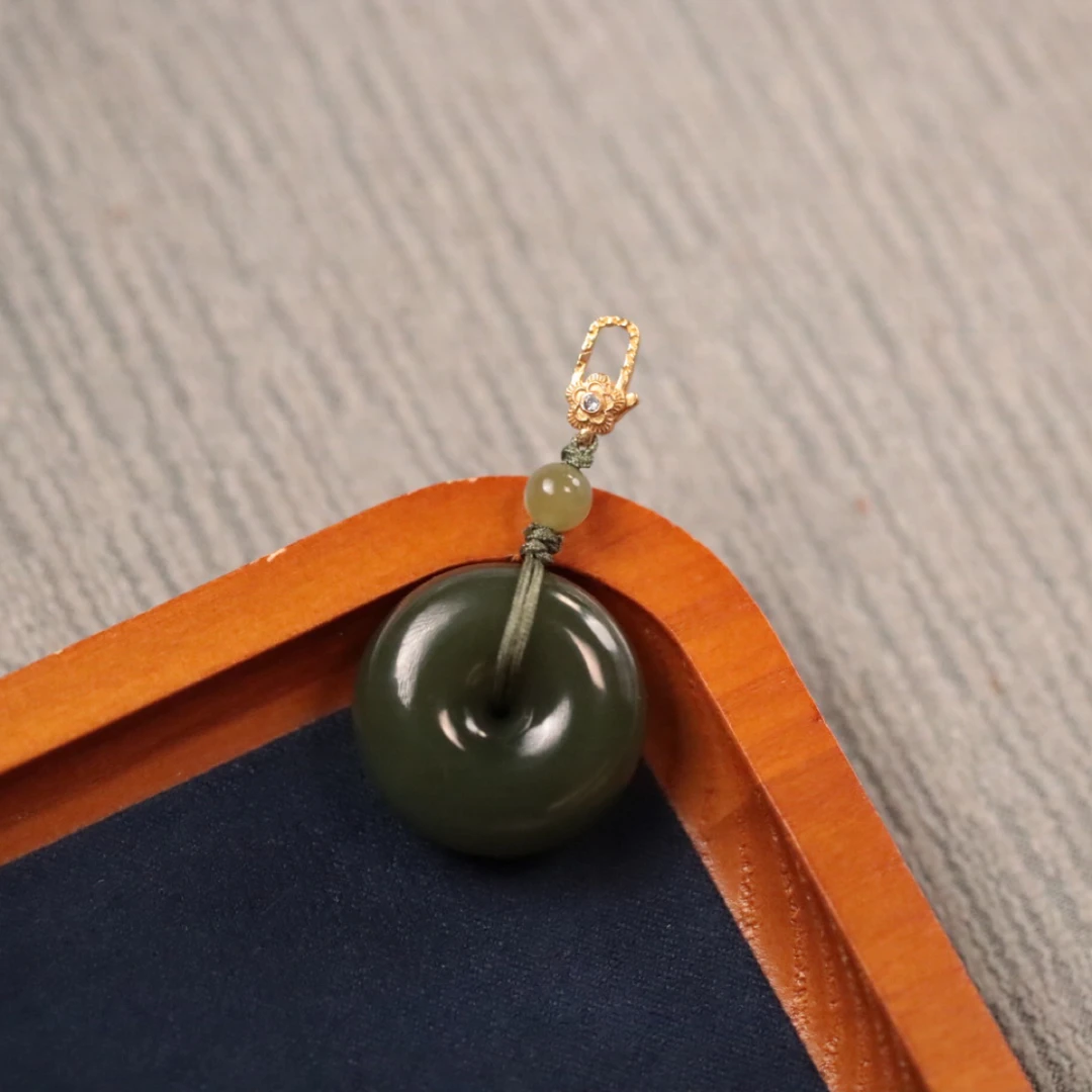 和田玉【平安扣】吊坠尺寸：2.5x1.1cm