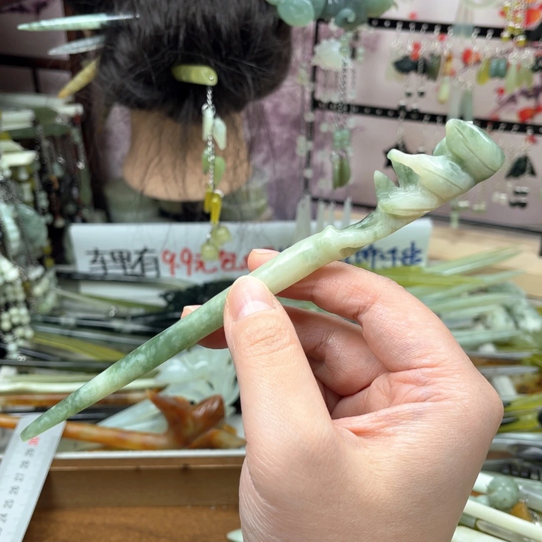 岫玉未镶嵌发饰长度18.5厘米左右，双面可戴