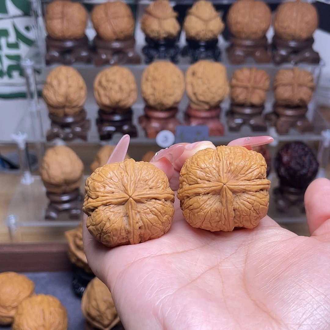 至***G文玩核桃把件7…………冰裂纹四棱