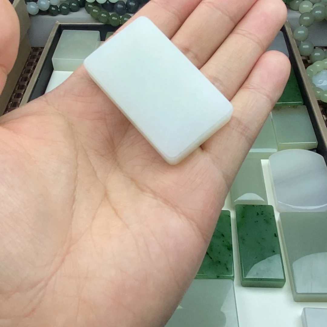 郑***形和田玉未镶嵌颈饰