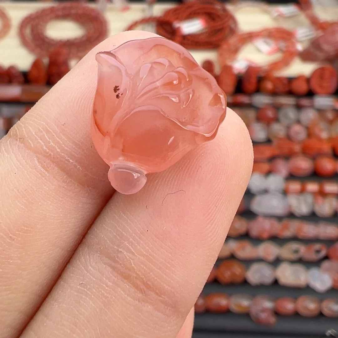 南红玛瑙未镶嵌颈饰玉兰花