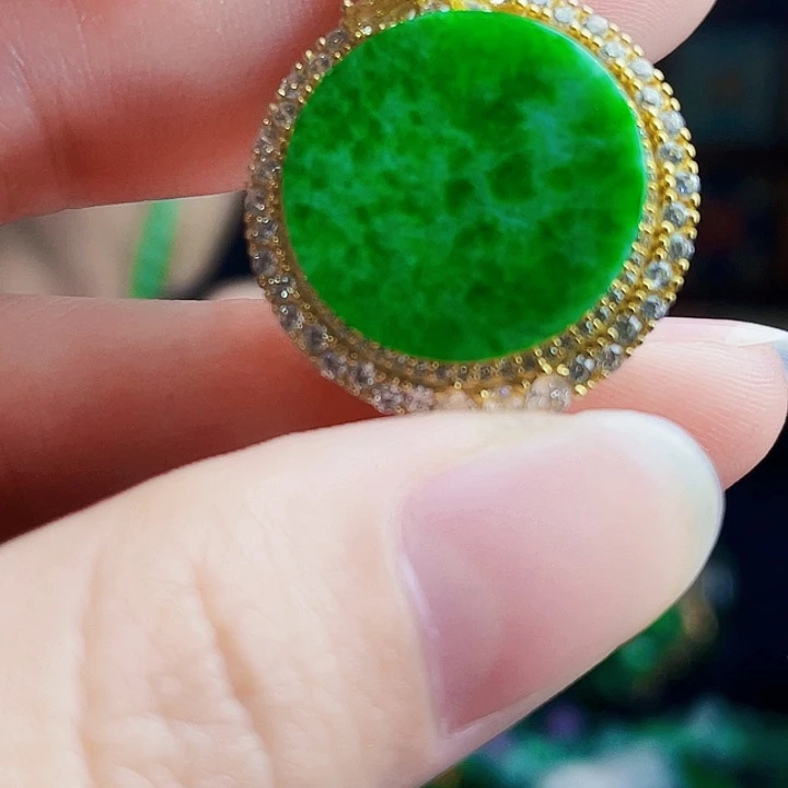 翡翠未镶嵌颈饰多样性