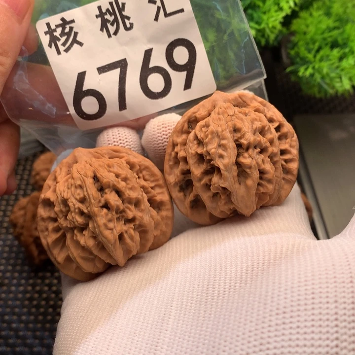 文玩核桃吊坠霞云岭45