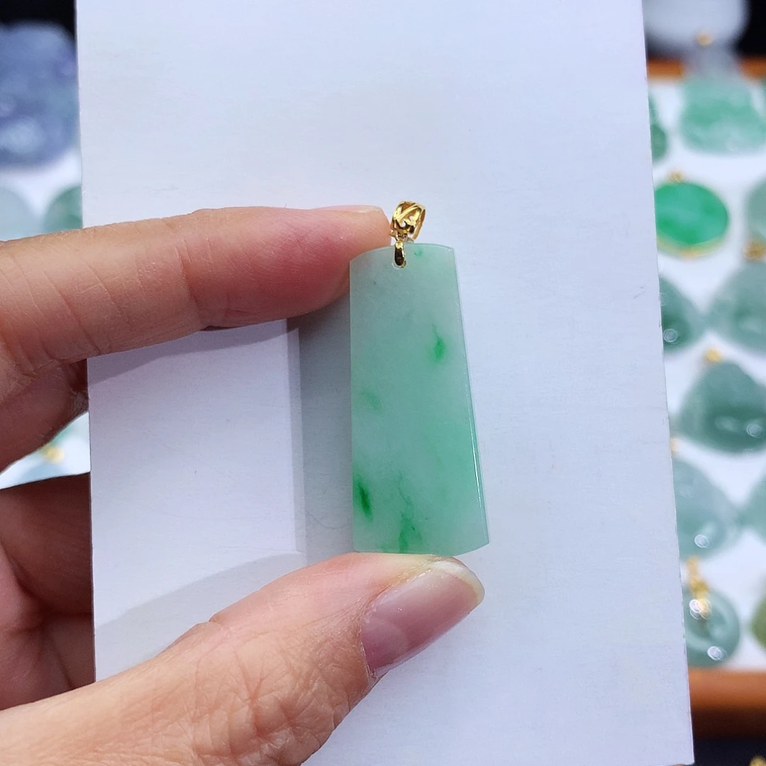 翡翠18K金镶嵌颈饰翡翠吊坠