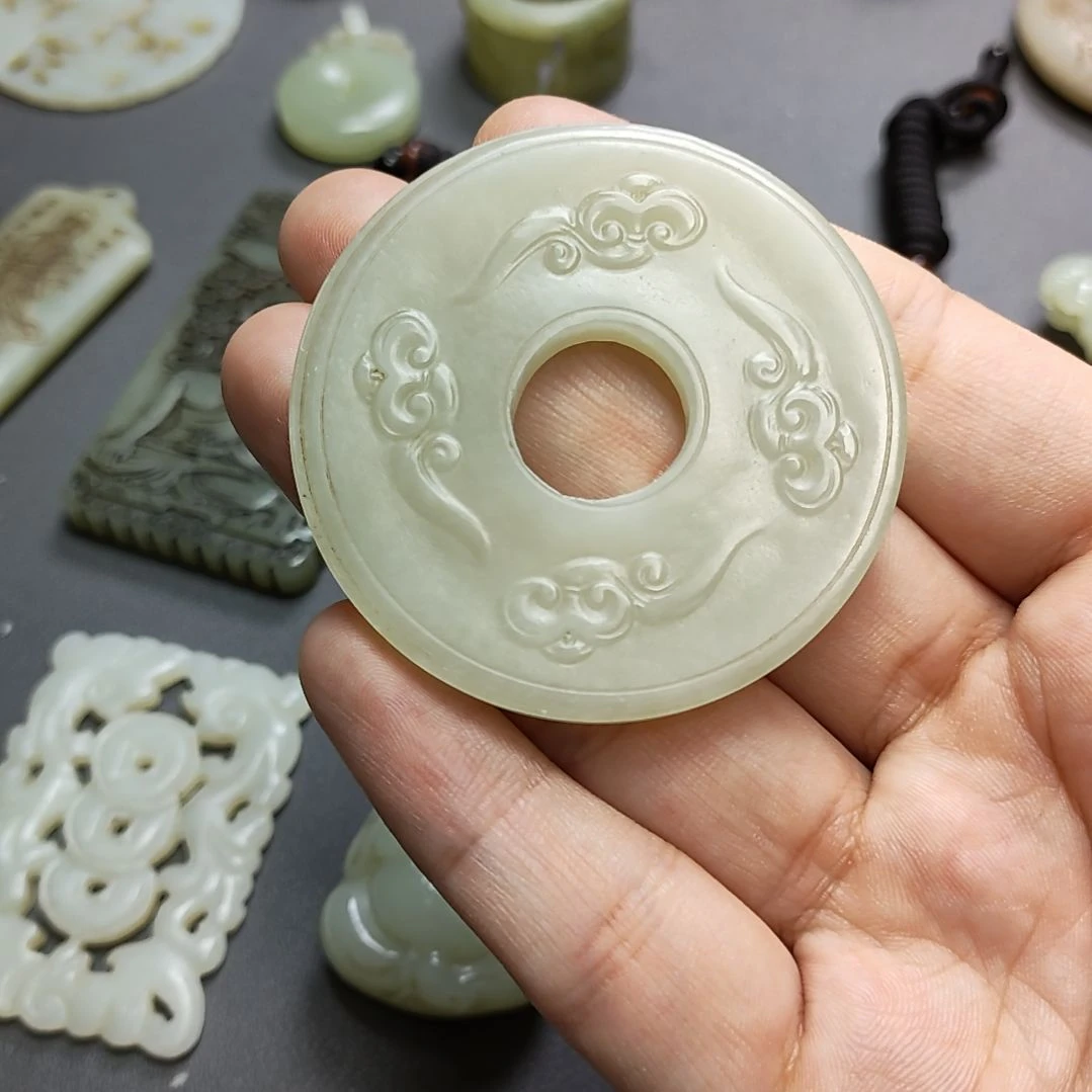 黄***师和田玉未镶嵌颈饰