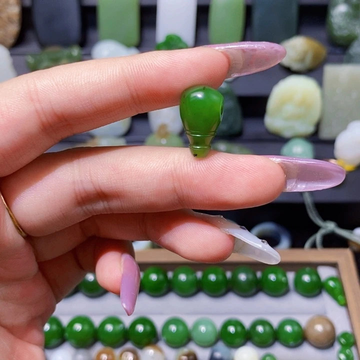 和田玉未镶嵌颈饰杨**?