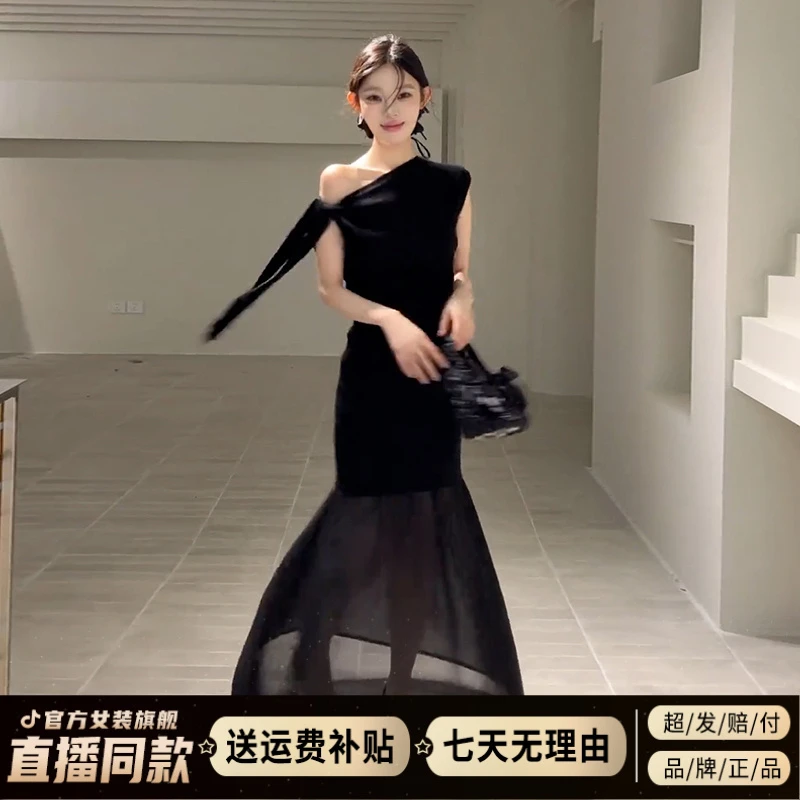 2025新款法式气质黑色斜肩连衣裙子女夏季高级感露肩收腰网纱长裙