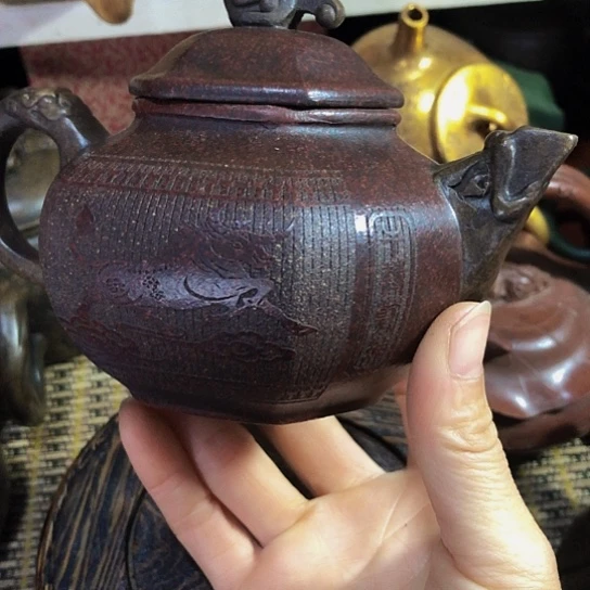 茶壶紫砂励**生原矿泥料手工制作的一把紫砂壶。