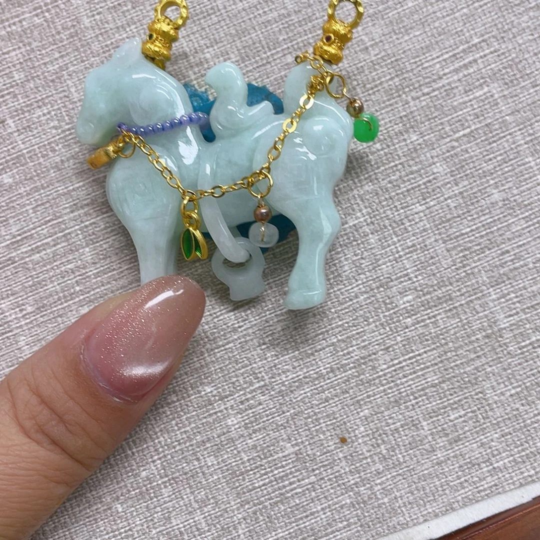 翡翠未镶嵌颈饰绿马