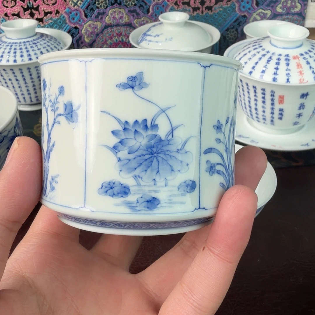 手绘青花花卉图案