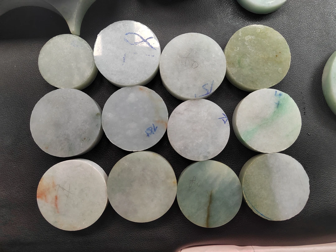 天然A货翡翠镯心。有些有纹裂，有绵，多样性随机发货，