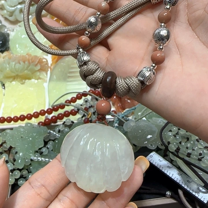 未镶嵌蛇纹石玉吊坠