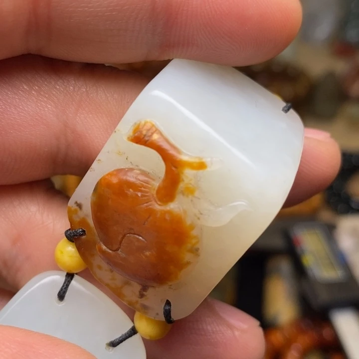 和田玉未镶嵌颈饰渡桃子