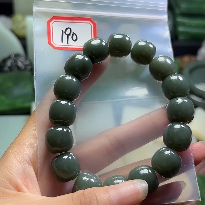 伸***阳和田玉未镶嵌珠宝半成品
