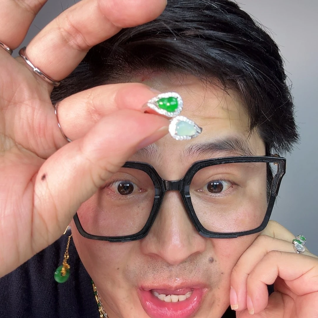 翡翠未镶嵌颈饰一件