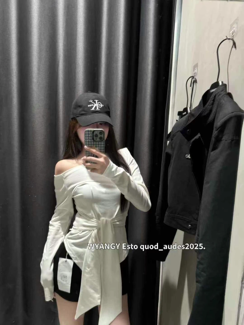 哈尼网红同款2025时尚显瘦长袖T恤设计感小众修身一字肩打结上衣