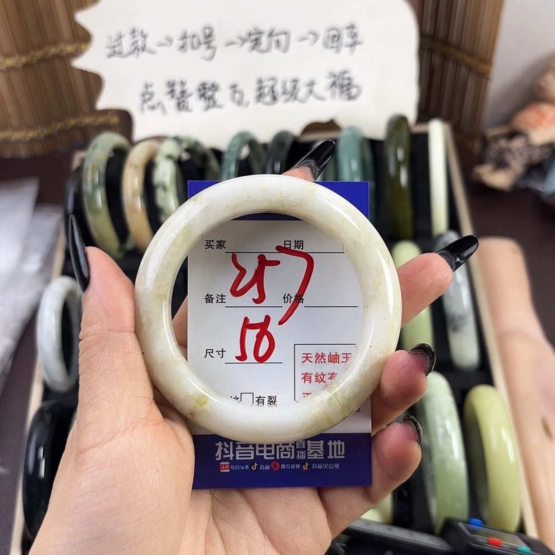 蛇纹石玉手镯未镶嵌肖**贝