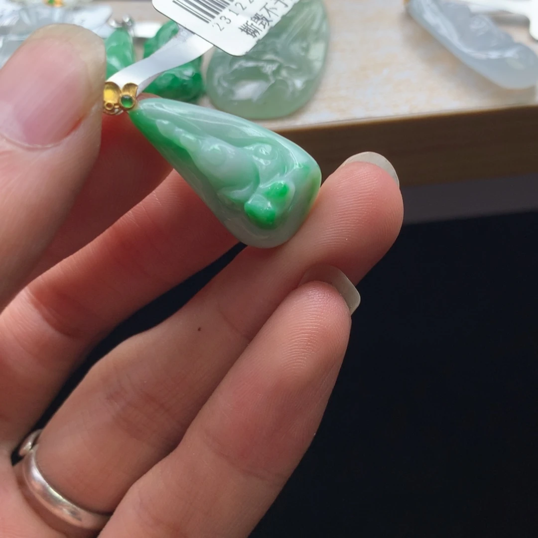 翡翠未镶嵌颈饰吊坠