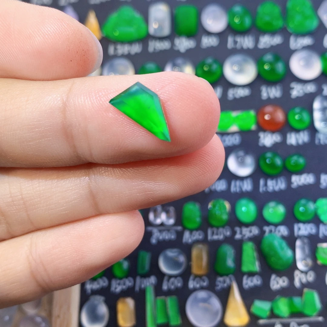 翡翠裸石天然翡翠玉石切割