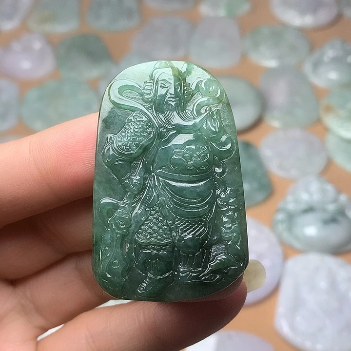 翡翠未镶嵌颈饰关公，石纹