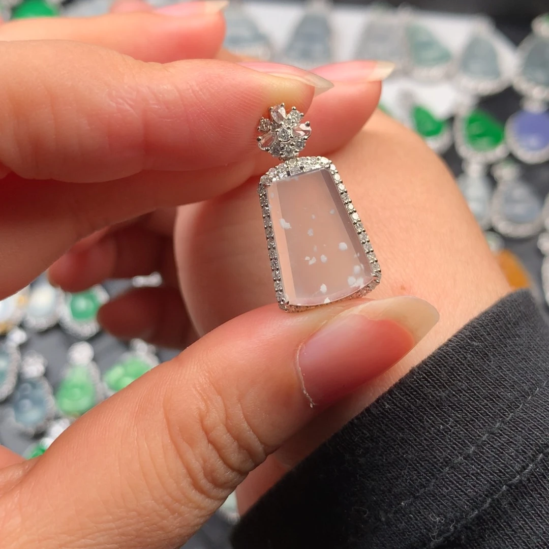 颈饰18K金镶嵌翡翠雪花棉牌