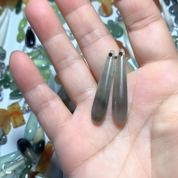 蛇纹石玉未镶嵌耳环
