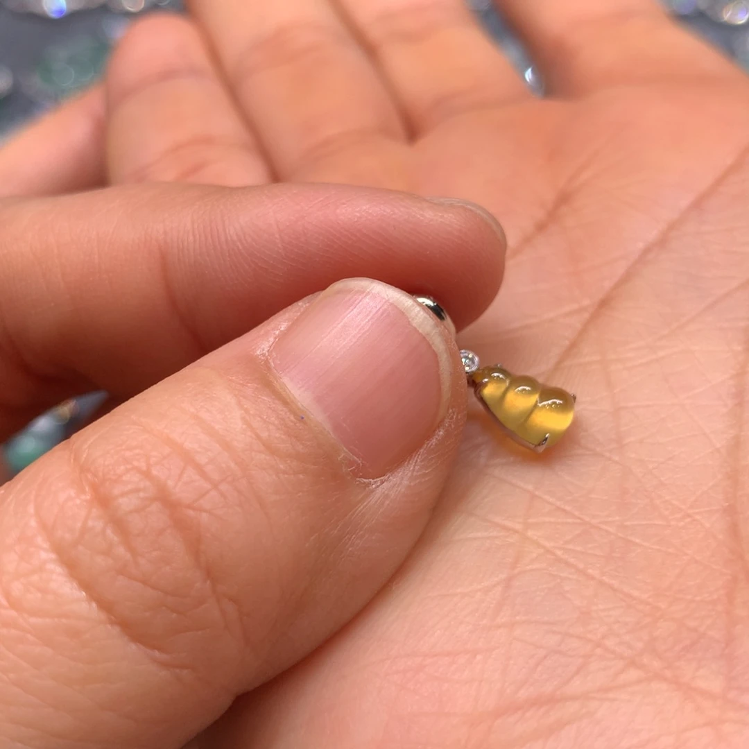 翡翠颈饰18K金镶嵌美*愚吊坠
