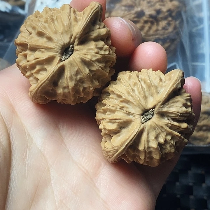 文玩核桃吊坠金牛