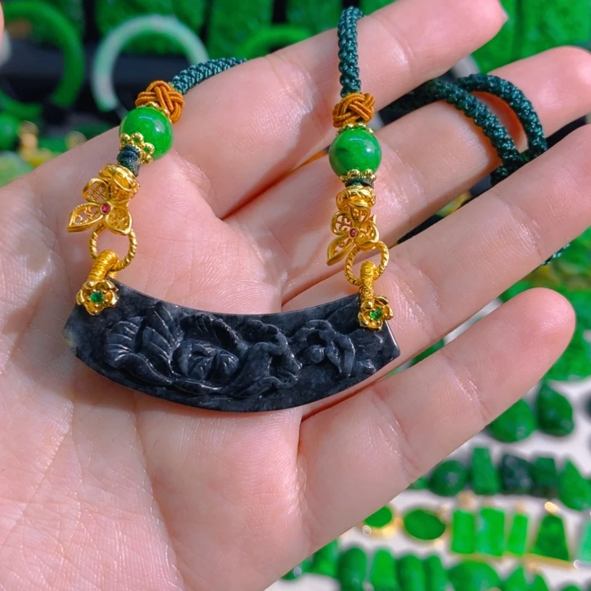 【闪购商品】翡翠未镶嵌颈饰乌鸡种