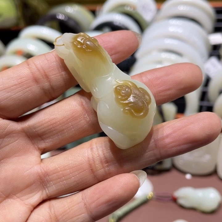 颈饰未镶嵌和田玉(糖玉)
