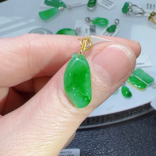 颈饰18K金镶嵌翡翠