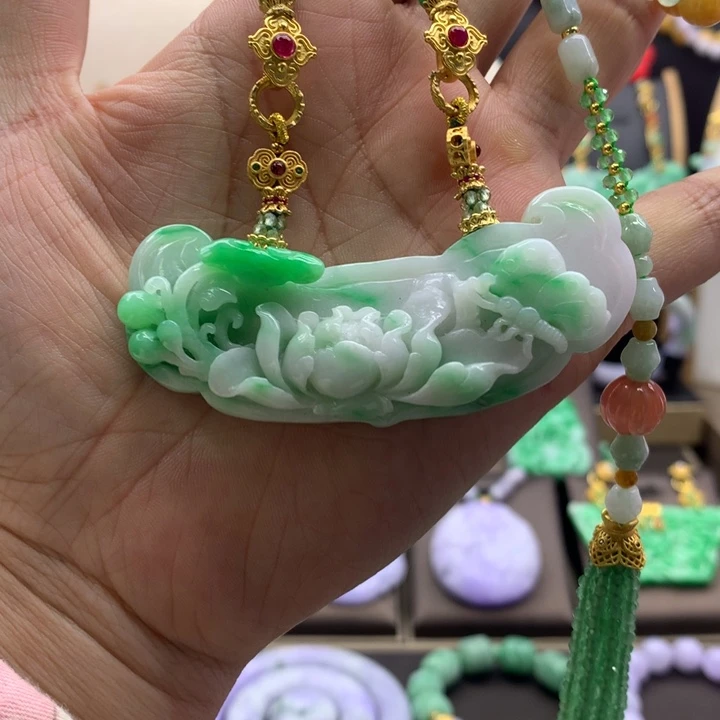 翡翠吊坠(赠链)未镶嵌