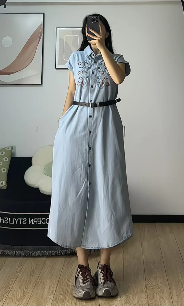 Mira 新款高级时尚绣花牛仔连衣裙～