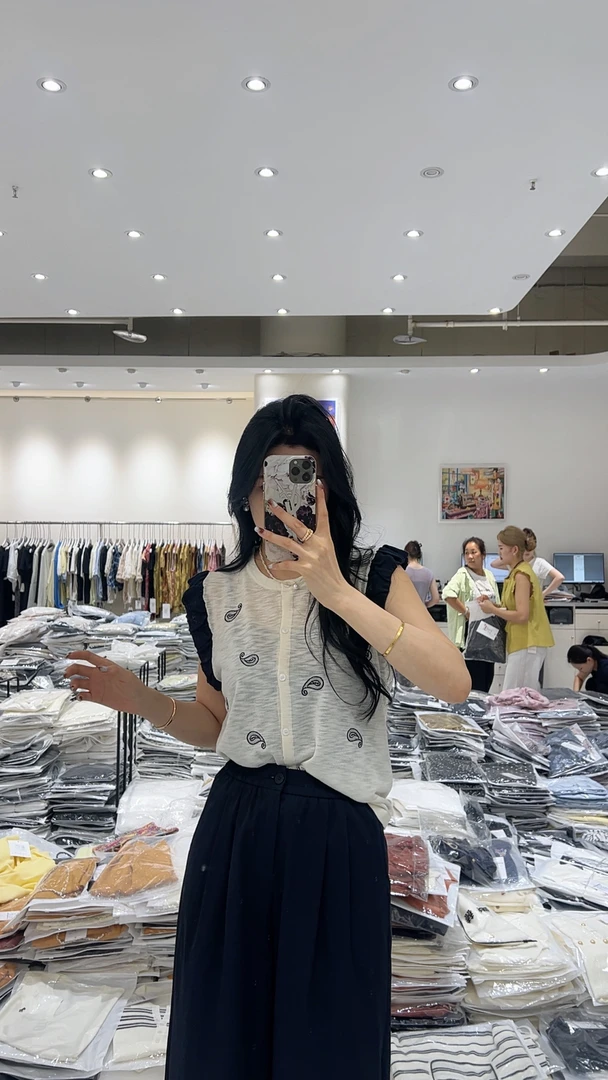 【甜美画报】欧货甜美减龄荷叶花边撞色刺绣冰丝针织上衣-0017