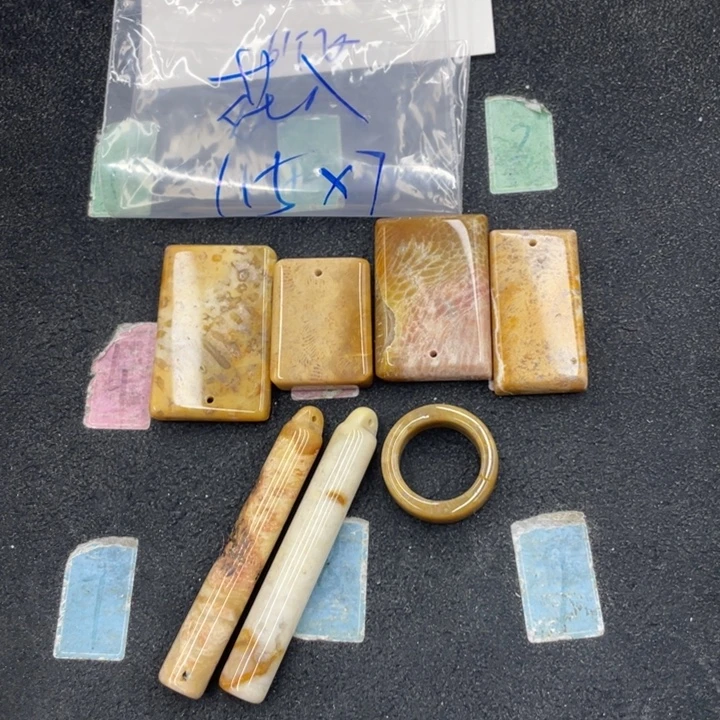 花***入硅化珊瑚（珊瑚玉）合金颈饰